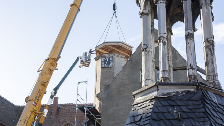 Vor einem Jahr wurde am Schloss Promnitz die stark verwitterte Turmhaube abgenommen und durch ein Notdach ersetzt. Nun setzt sich ein Kunstexperte dafür ein, dass der Turm baldmöglichst saniert werden kann.