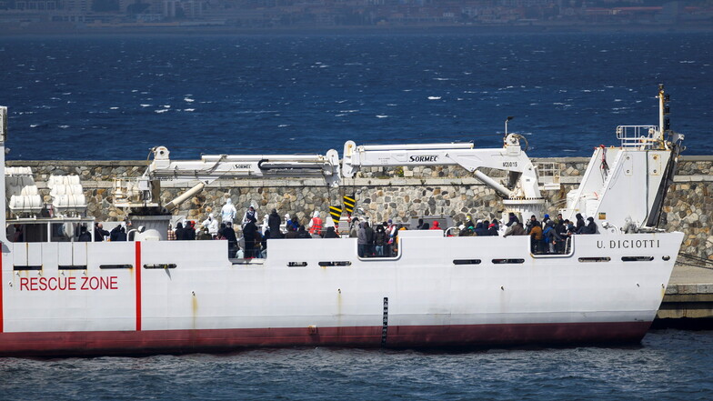 Hunderte Migranten stehen auf dem Deck des Schiffes "Diciotti" der italienischen Küstenwache und bereiten sich darauf vor, an Land zu gehen.