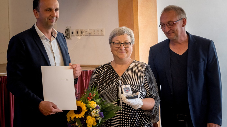 Seit mehr als 25 Jahren leitet Maritta Prätzel das Stadtmuseum Riesa; nun wurde sie mit der Ehrenmedaille ausgezeichnet. Links Oberbürgermeister Marco Müller (CDU), rechts der Vorsitzende des Museumsvereins Jürgen Gläsel.