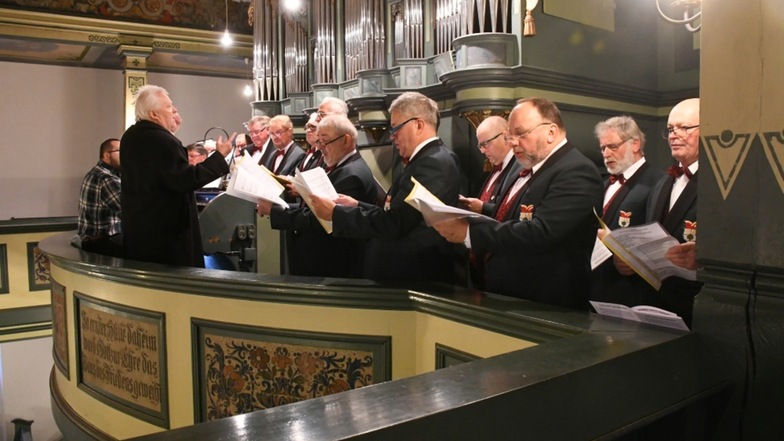 Wolfgang Frister leitet den Chor der Schlesischen Schwälbchen während des Hubertusgottesdienstes am Sonnabend in der St. Georg Kirche zu Daubitz,