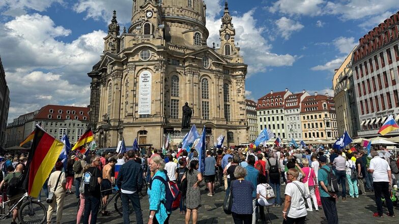 Vor der Frauenkirche haben sich Menschen zu einer Kundgebung aus dem Querdenker-Spektrum mit Unterstützung der rechtsextremen Freien Sachsen versammelt.