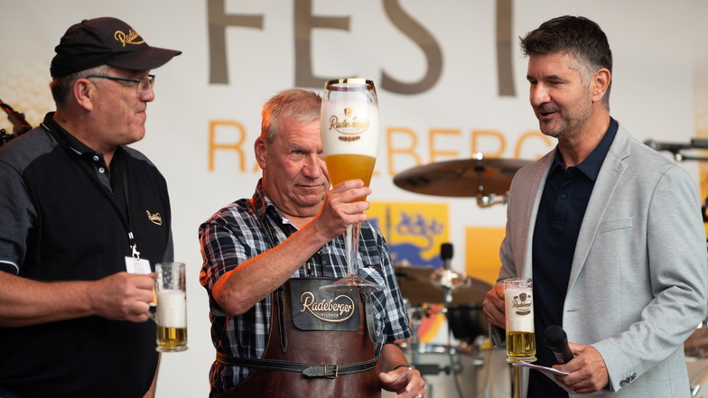Das Radeberger Bierstadtfest ist eröffnet. Bürgermeister Gerhard Lemm (Mitte) stach traditionell das Bierfass. Anschließend kontrollierte er kritisch den Füllstand seines Glases.