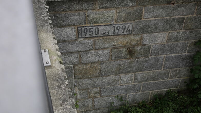 Zwei Jahreszahlen befinden sich schon auf einem Granitstein in der Brücke: 1950 und 1994. Nach Abschluss der Bauarbeiten soll auch das Jahr 2025 dort verewigt werden.