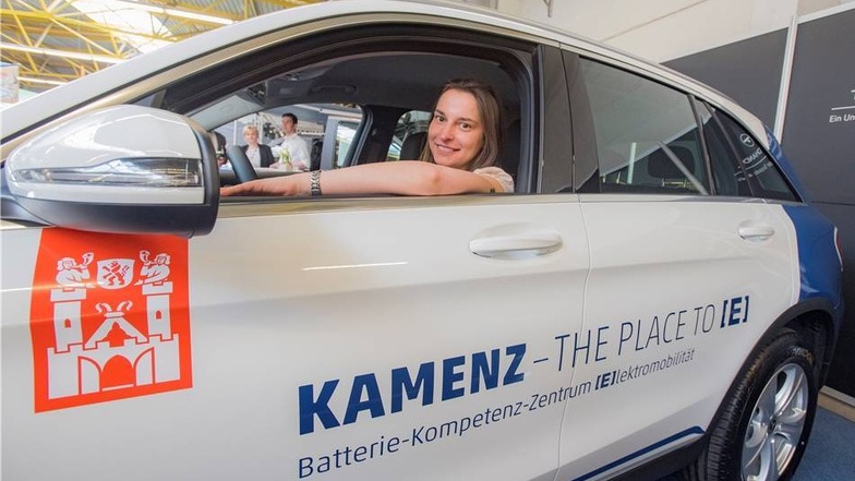 Die Stadt Kamenz startete auf der WIR ihre Standortkampagne als Batteriekompetenzzentrum. Franziska Patrick, Praktikantin der Stadtverwaltung, sitzt in einem Hybrid-Auto Probe.