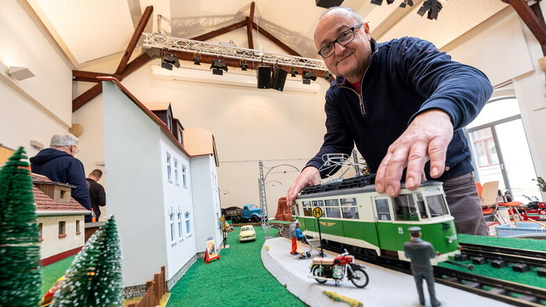 Vereinsvorsitzender Steffen Zschüttig bereitet die Ausstellung des Modelleisenbahnclubs Kreischa vor.