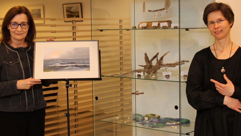 Bilder von Kerstin Lüdtke (links) und Schmuck von Annegret Bernstein zum Thema Meer in der Kombi-Ausstellung im Foyer des Helios Klinikum Freital.