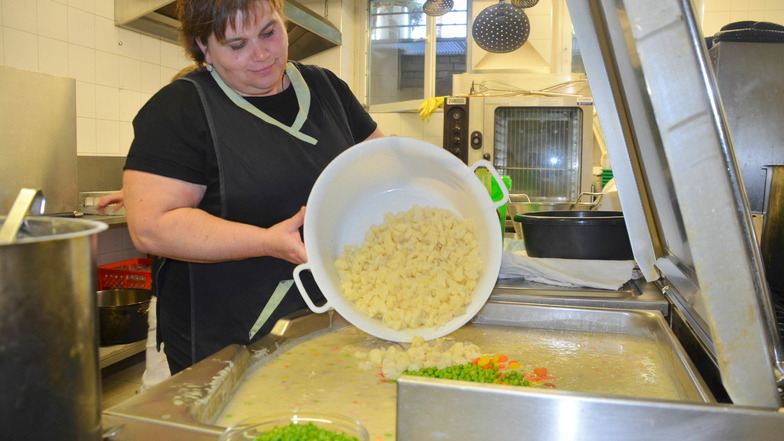 Schulküchen-Chefin Katrin Lange bereitet das Essen immer frisch zu.