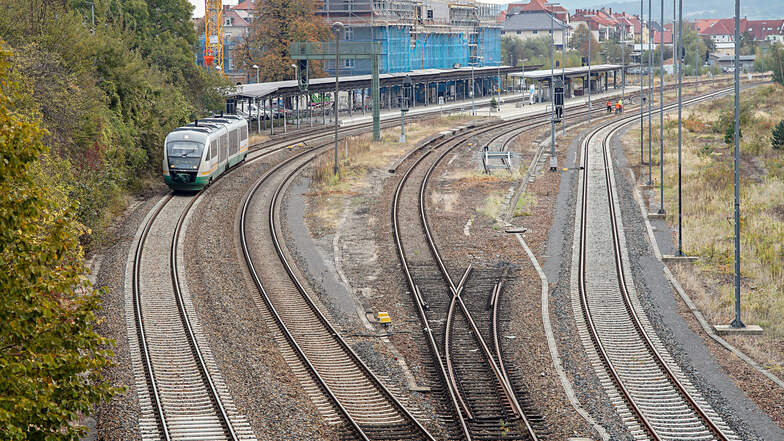 Ein Trilex-Zug der Länderbahn verlässt den Bautzener Bahnhof.
