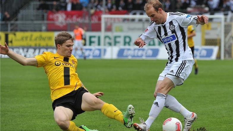 Dresdens Florian Jungwirth (l.) und Aalens Robert Lechleiter kämpfen um den Ball.