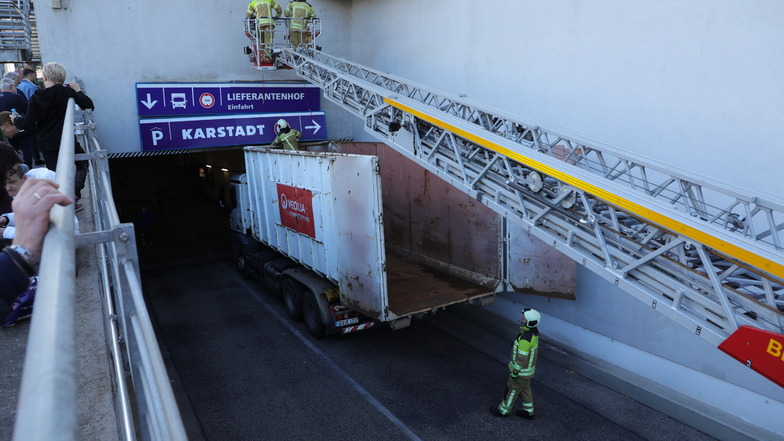 Ein Laster ist am Mittwoch an der Karstadt-Tiefgarageneinfahrt in Dresden hängen geblieben.
