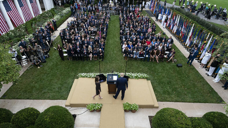 Donald Trump spricht auf einer Pressekonferenz im Rosengarten des Weißen Hauses. Diese Veranstaltung wurde zu einem Superspreader-Event - zahlreiche Teilnehmer wurden später positiv getestet, darunter Trump selbst und seine Frau Melania.