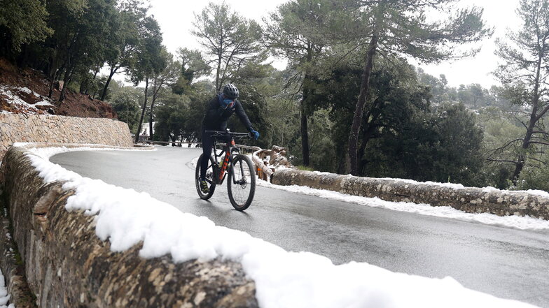 Geräumte Straßen in der Serra de Tramuntana. Die Strecken, die bisher wegen der Schneefälle auf Mallorca gesperrt waren, sind bereits wieder vollständig geöffnet.