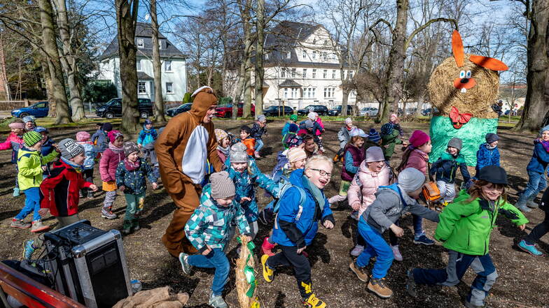 Zum achten Mal hat der Osterhase vom Verein Jugend aktiv Harthe die Mädchen und Jungen aller Kitas der Stadt zur Hasenparty in den Stadtpark eingeladen.
