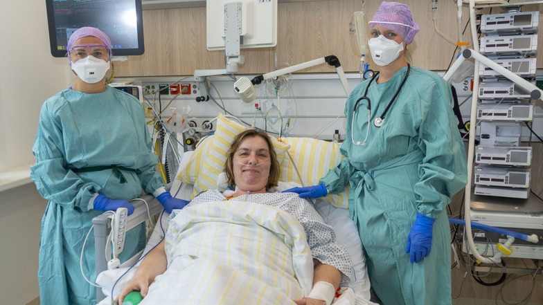 Die Intensivschwester Marie Kucianova (l.) und Dr. Laura Heim, Ärztin in Weiterbildung (r.), gehörten zum Team der Intensivstation, die 20 Tage lang Covid-19-Patientin Jenny Fischer versorgt haben.