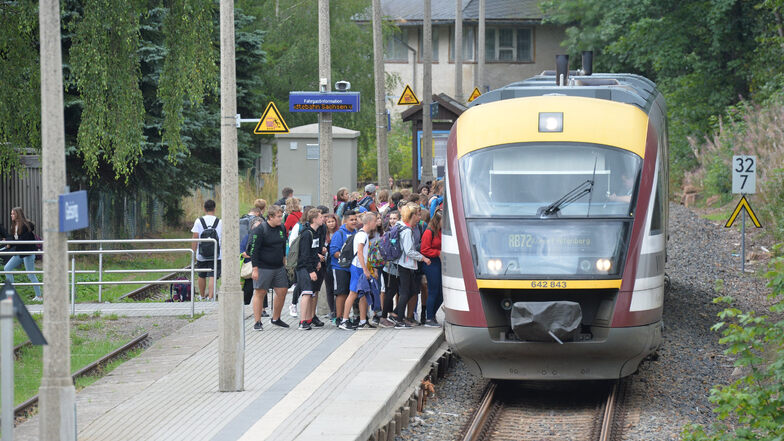 Hier stiegen Schüler in Geising in die Müglitztalbahn ein. Das geht seit gestern nicht mehr, weil die Züge nicht mehr bis Altenberg fahren.