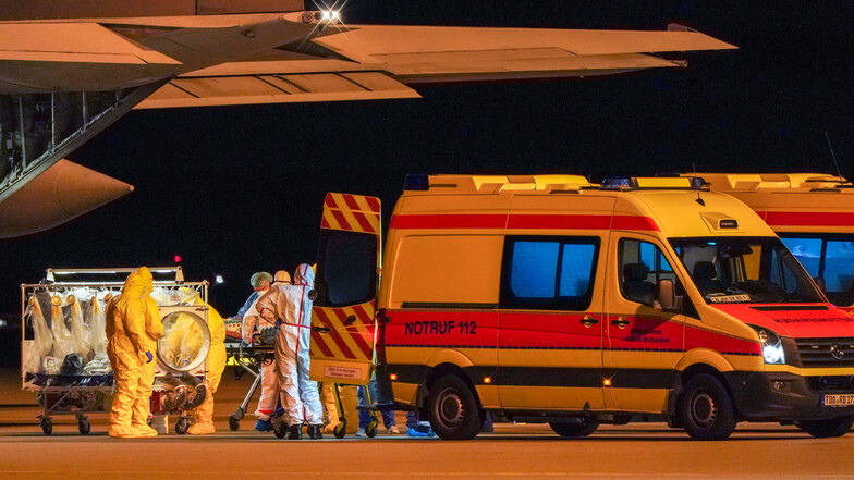 Mit einer Militärmaschine der italienischen Luftwaffe sind in den frühen Morgenstunden Corona-Patienten aus Italien auf dem Flughafen Leipzig/Halle gelandet.
