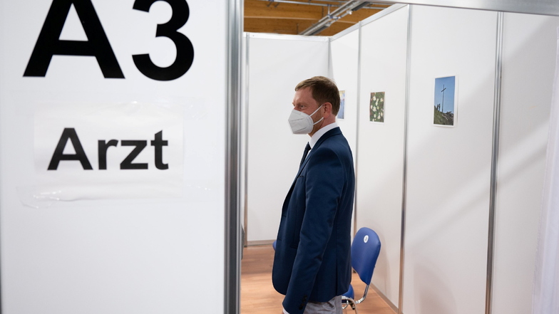 Löbau: Michael Kretschmer (CDU), Ministerpräsident von Sachsen, hat sich bei seinem Besuch im Impfzentrum über die aktuelle Situation informiert.