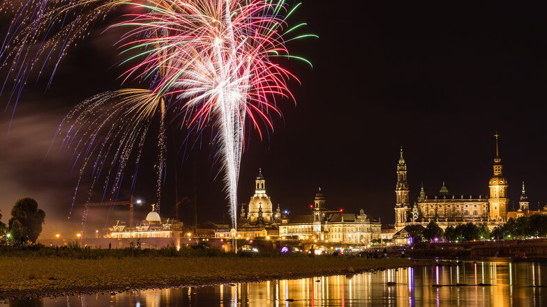 Dieses Feuerwerk war 2018 der Höhepunkt des Dresdner Stadtfestes. Im Jahr 2016 hatten Rechtsextreme auf diesem Fest gezielt Ausländer attackiert. Der aktuelle Prozess zieht sich in die Länge.