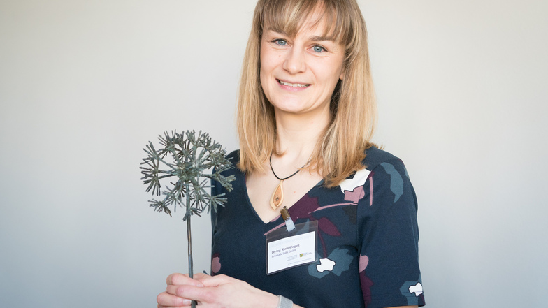 Karin Weigelt aus Chemnitz freut sich über den Sieg bei Sachsens Gründerinnen-Wettbewerb 2019: eine Pusteblume als Trophäe und 5.000 Euro Preisgeld.
