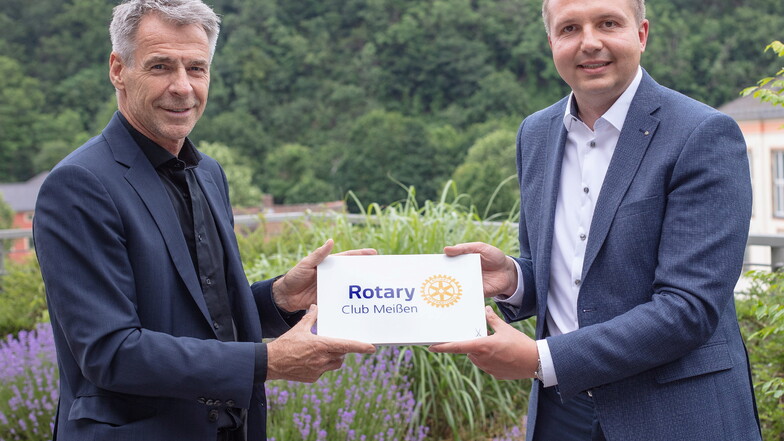 In einer feierlichen Übergabe hat Tillmann Blaschke das neue Clubschild des Rotary Club Meißen aus Meissener Porzellan an
dessen Präsident Tom Böhm überreicht.