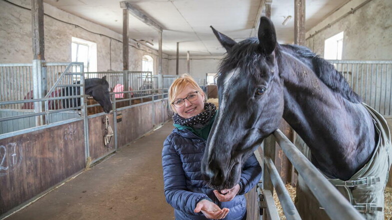 Kristin Kuhn und Bella Deluxe im Stall des PSV Am Geyersberg in Kodersdorf. Impfungen sollen die Pferde vor dem Herpes-Virus schützen.