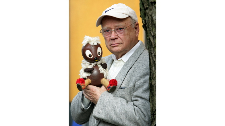Der Puppenspieler Heinz Schröder lieh Pittiplatsch einst seine Stimme. Daneben sprach Schröder auch weitere bekannte Figuren wie "Herrn Fuchs", "Onkel Uhu" oder die "Frau Igel".