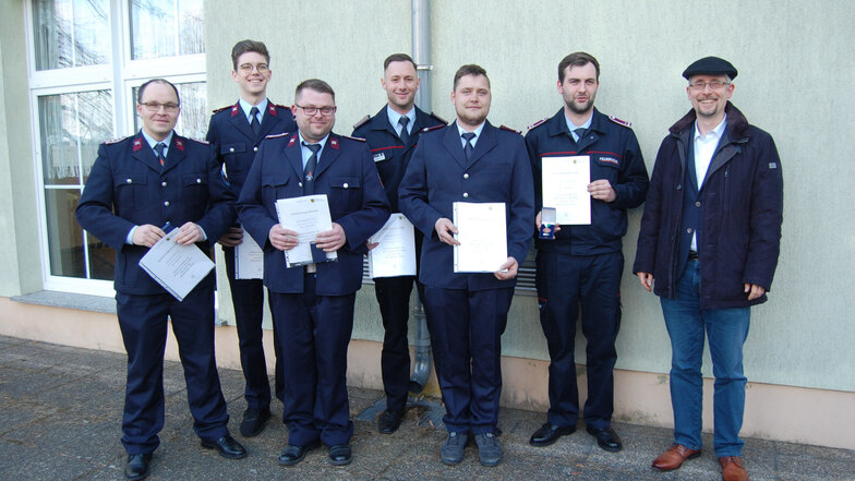Bürgermeister Frank Lehmann (rechts) würdigte am Montag sechs Feuerwehrleute aus Lauta, die im vorigen Sommer in der Sächsischen Schweiz im Einsatz waren.