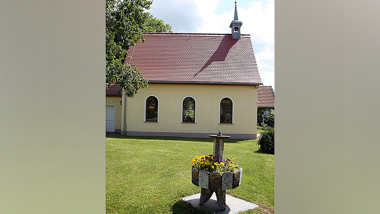 Einladend, aber nur nach vorheriger Anmeldung, die kleine private Kapelle in Nentmannsdorf.