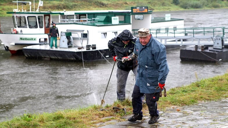 An der Elbe in Bad Schandau wird die Vertäuung des Fähranlegers an der Elbe nach oben gebracht, um beim Anstieg des Elbepegels den Fährponton nachzurücken.