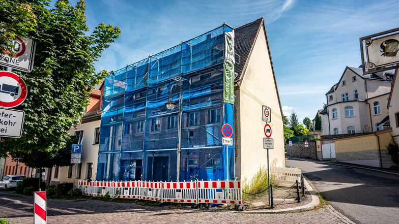 Das Haus am Waldheimer Markt Nummer 23 soll abgerissen werden. Nach der ersten Ausschreibung waren die Kosten zu hoch.