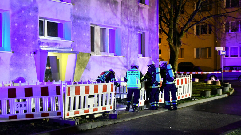 Die Kameraden der Berufsfeuerwehr haben auf einer Baustelle an der Martin-Ephraim-Straße in Görlitz mit Messgeräten ein Leck in einer Gasleitung gefunden.
