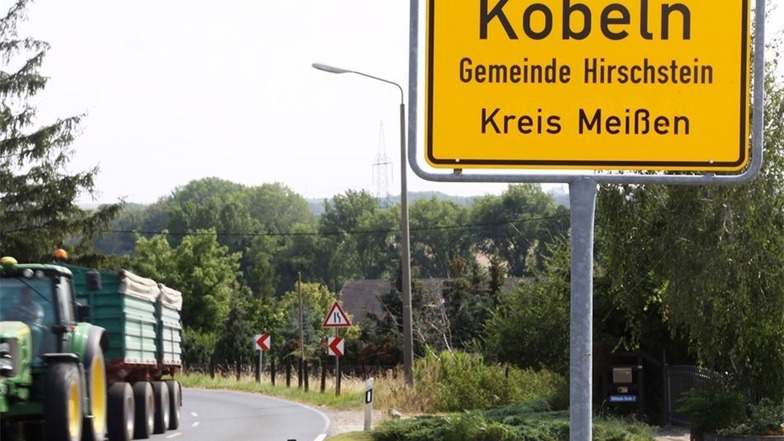 Kurvenreich ist die Staatsstraße 87 von Riesa in Richtung Meißen, die sich durch Kobeln zieht. Die Fahrbahn zwischen Kobeln und Wölkisch wurde gerade erneuert. Foto: