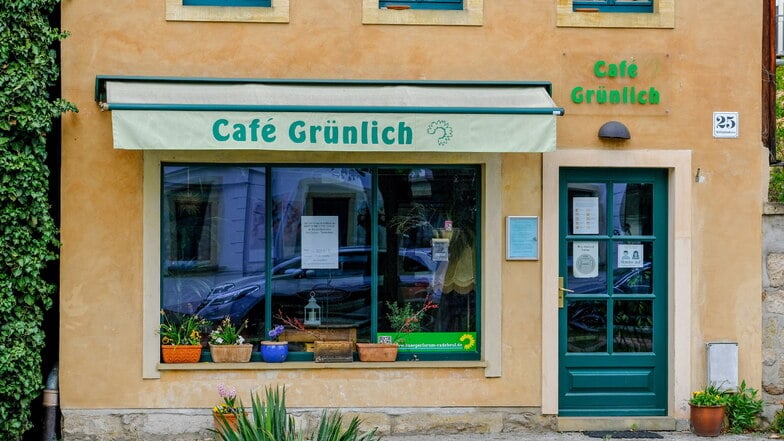 Bislang hieß das Café am Dorfanger Altkötzschenbroda Grünlich. Künftig ist es nach der Hausnummer benannt.