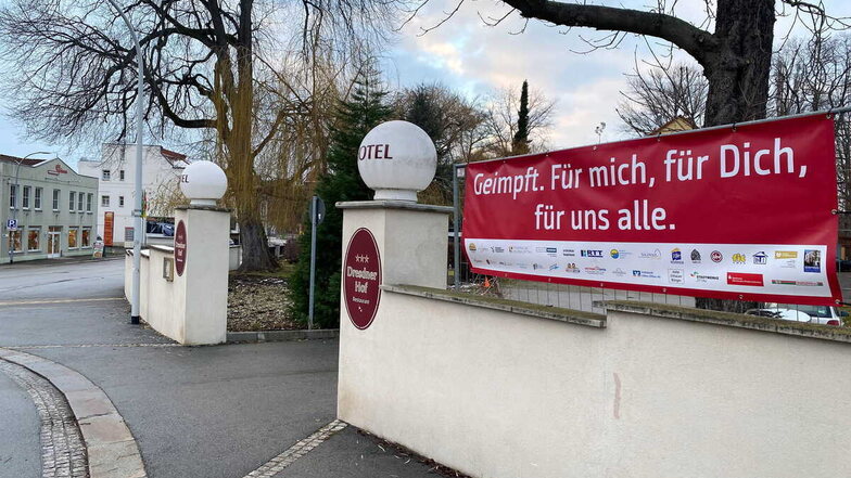 Das Impf-Banner am Hotel "Dresdner Hof" haben Unbekannte in der Nacht vom Montag zum Dienstag gestohlen.