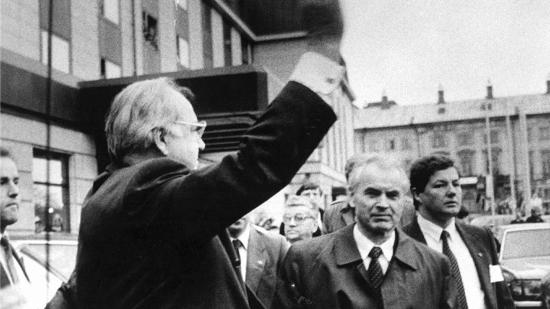 Kohl-Besuch in Dresden im Dezember 1989: Helmut Kohl winkt und Hans Modrow schaut zu.