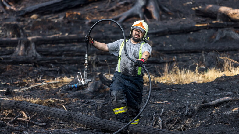 Ein Feuerwehrmann im Einsatz bei einem Waldbrand im Nationalpark Böhmische Schweiz.