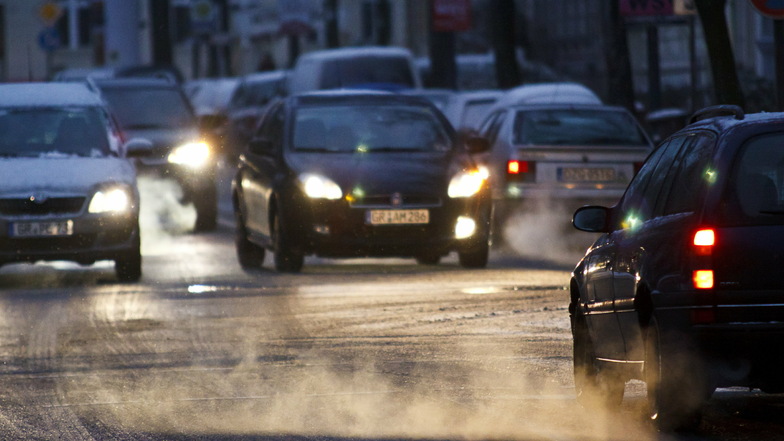 Auch mit Autoabgasen wird - wie hier an der Biesnitzer Straße - Feinstaub in die Luft geblasen.