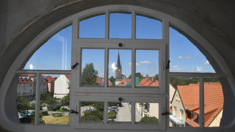 Ein originalgetreu restauriertes Fenster im Dachgeschoss.