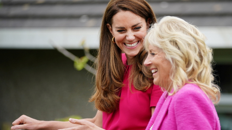 Prinzessin Kate (l), Herzogin von Cambridge, und First Lady Jill Biden, sprechen bei einem Besuch der Connor Downs Academy im Rahmen des G7-Gipfels miteinander.