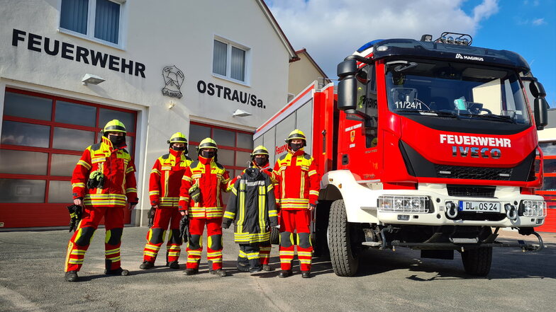 Die ersten fünf Einsatzkräfte der Feuerwehr Ostrau haben am Wochenende neue Einsatzkleidung bekommen. Die nächsten Garnituren werden angeschafft, wenn dies der Haushalt der Kommune zulässt.
