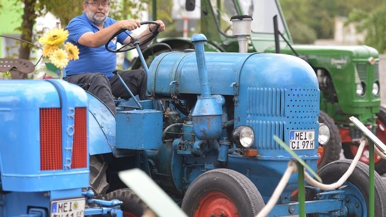 Bernd Köhler sitzt auf einer Brockenhexe von 1950, der zweite, in Serie gebaute Traktor der DDR. Die IG Traktorenfreunde Weinböhla zeigen vor der alten Feuerwache historische Traktoren - der älteste ist ein Deutz, Baujahr 1938 – und alte Landtechnik wie z
