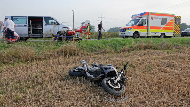 Das im Feld liegende Motorrad des verunfallten Bikers.