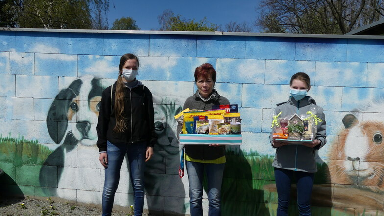 Franziska Schubert und Lilly Nagel übergeben Ramona Loske (Mitte) vom Tierschutz-Verein ihre selbst gebastelte Spende.