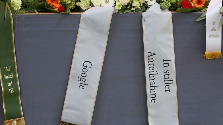 Referenz: Auch Unister-Geschäftspartner Google und andere Firmen haben zur Trauerfeier Kränze geschickt.