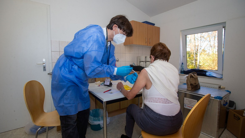 Dr. Vladimir Marinescu impft im Gemeindezentrum Helmsdorf in der Sächsischen Schweiz.