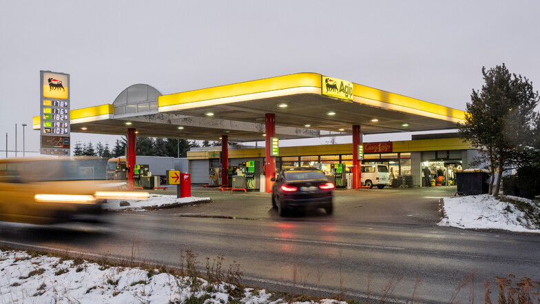 Die Großenhainer Agip-Tankstelle an der Radeburger Straße ist bald nicht mehr wirtschaftlich und soll abgerissen werden.