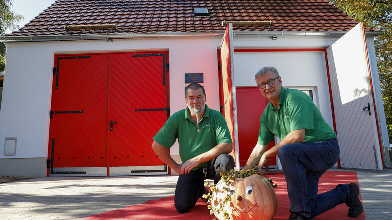 Bernd Schild (links) und Hans-Jürgen Nitter vor dem neuen Vereinshaus, das mal ein Feuerwehrdepot war.