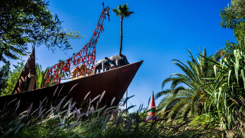 Das Boot „Hoffnung“ (Espoir), eine moderne Arche, ist eines der Kunstwerke von André Heller im Anima-Garten.