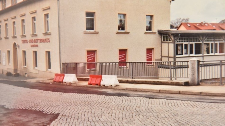 In den 1990er-Jahren war die Straße vor dem Haus noch gepflastert.