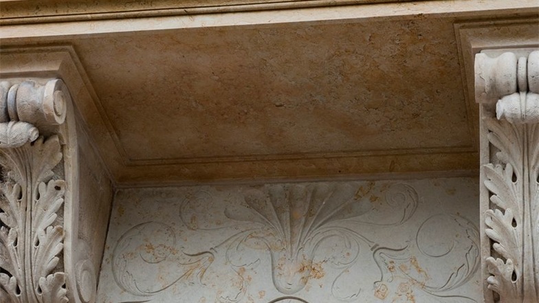 Wunderschön wurde ein altes Relief über der Eingangstür und unter einem Balkon in Handarbeit wieder hervorgeholt.